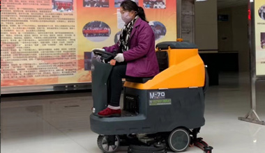 M70駕駛式洗地機服務于界首中醫(yī)院